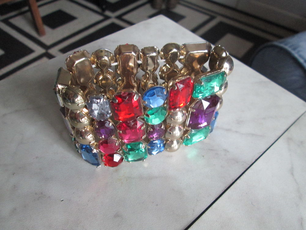 Bracelet &eacute;lastique fausses pierres multicolores Bijoux et montres