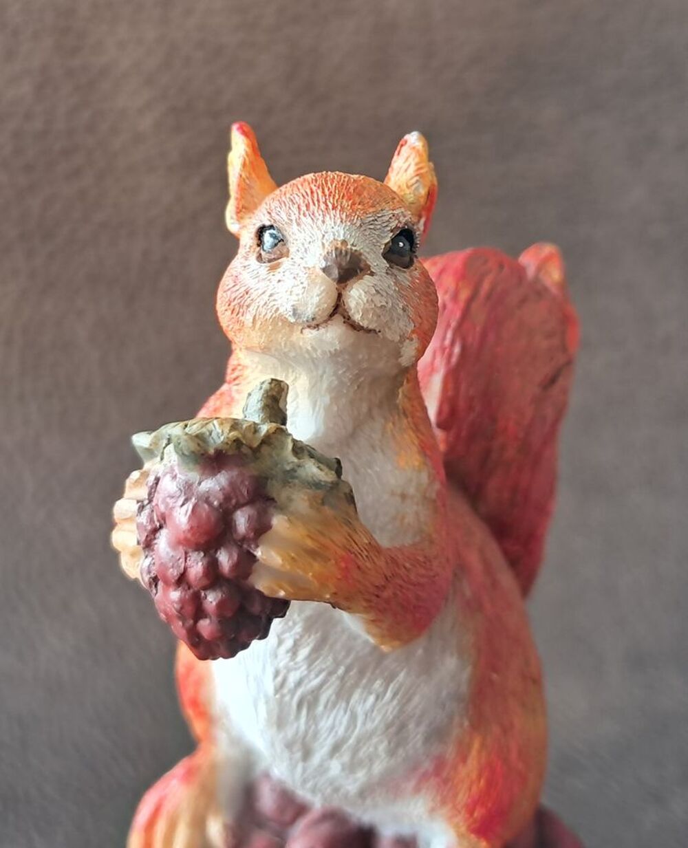  &eacute;cureuil en r&eacute;sine sur une m&ucirc;re g&eacute;ante 
figurine Décoration