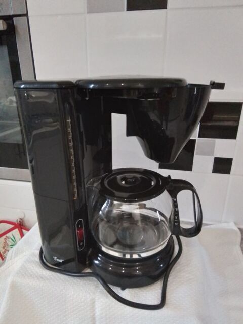 Tr�s grande cafeti�re �lectrique 18 Louvres (95)