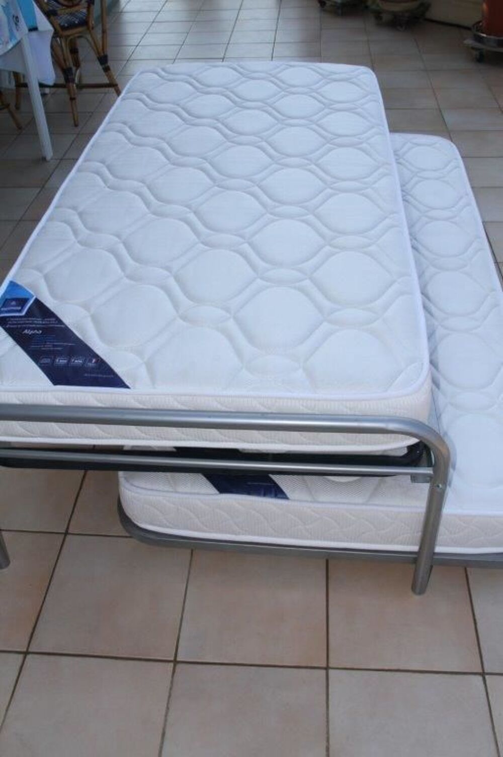 2 LITS AVEC MATELAS EN 0,90 ETAT NEUF MULTI-POSITIONS Meubles