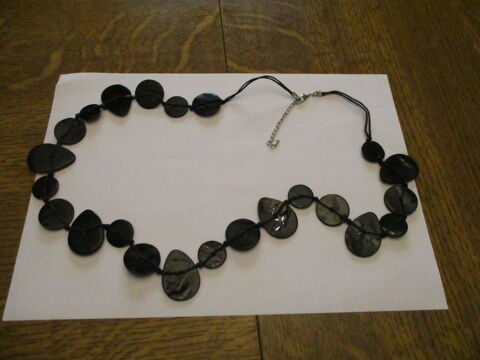 tr�s joli collier motifs noirs longueur totale : 80 cm 0 M�rignies (59)