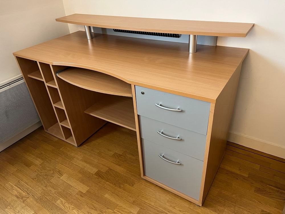 Bureau fonctionnel robuste en bon &eacute;tat Meubles
