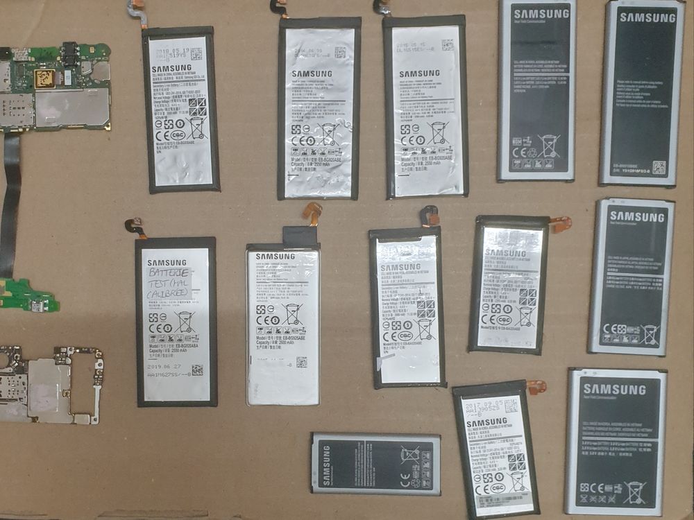 Lot de smartphones Samsung pour pi&egrave;ces 2 Téléphones et tablettes