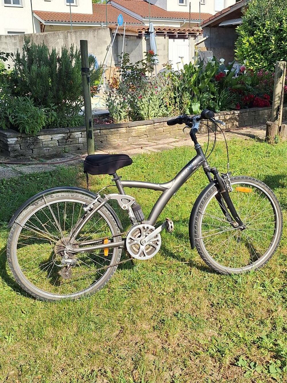 BTWIN TRES BON ETAT SUSPENDU SUR FOURCHE ET SUR CADRE Vélos