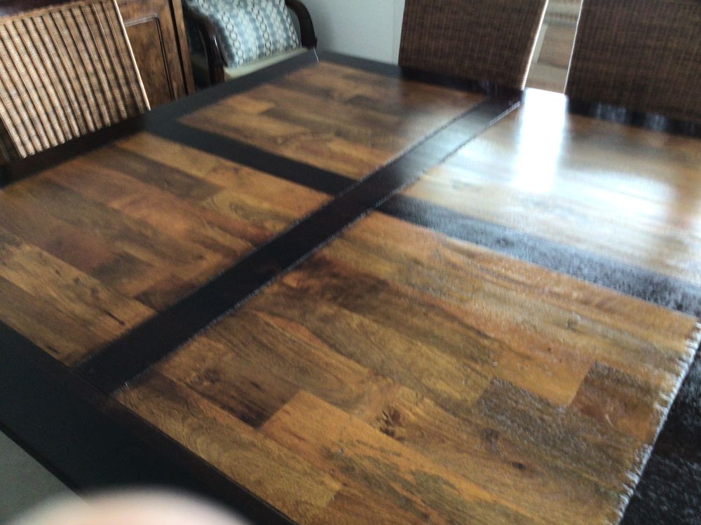 Table et fauteuils de salle &agrave; manger Meubles