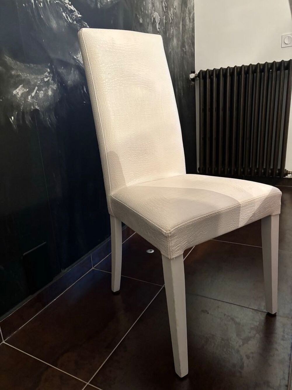 Table salle &agrave; manger avec ces six chaises blanche similicuir Meubles
