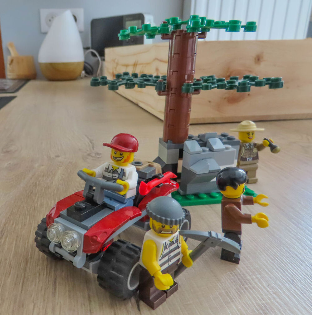 LEGO CITY 4440 Poste de police de la for&ecirc;t Jeux / jouets