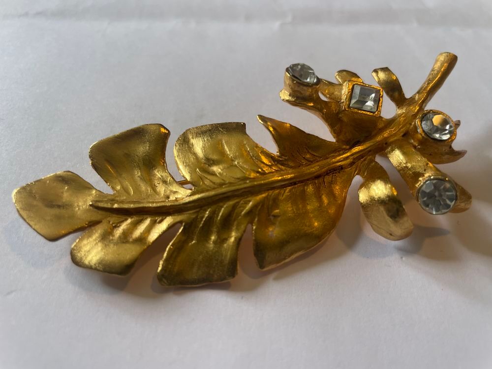 Broche feuille dor&eacute;e strass crystal LANVIN Bijoux et montres