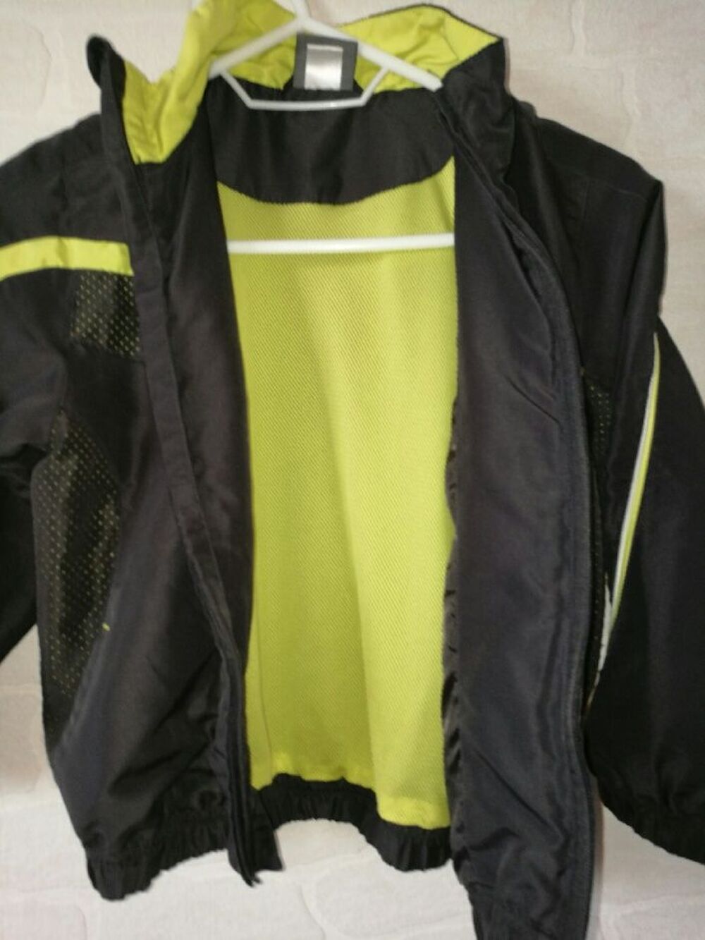 Veste jogging noir et vert taille 5 ans Vêtements enfants