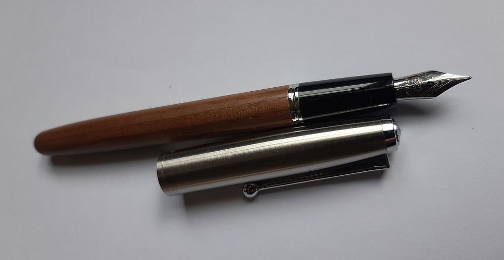 Stylo &agrave; plume avec le corps en bois de p&ecirc;che 