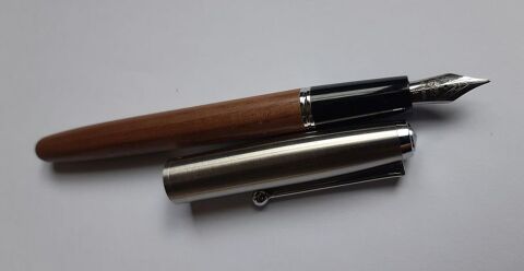 Stylo à plume avec le corps en bois de pêche 17 La Seyne-sur-Mer (83)