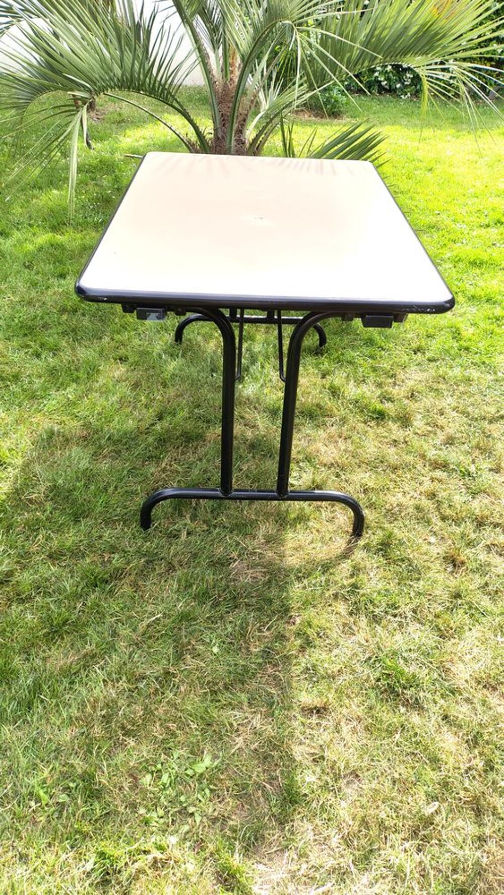 Table pliante bords anti chocs bon &eacute;tat Meubles