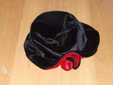 Chapeau velours noir et rouge, T. 4 ans, TBE 3 Bagnolet (93)