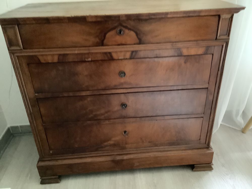 Commode ancienne,ligne sobre.joli bois Meubles