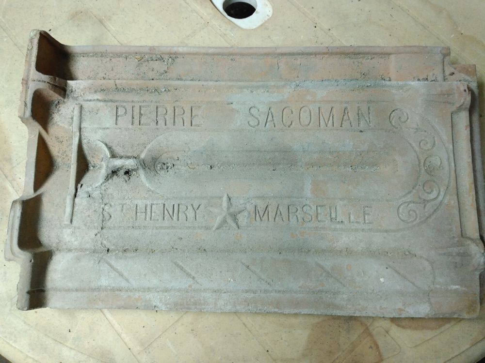 Tuiles plates Sacoman Marseille Bricolage