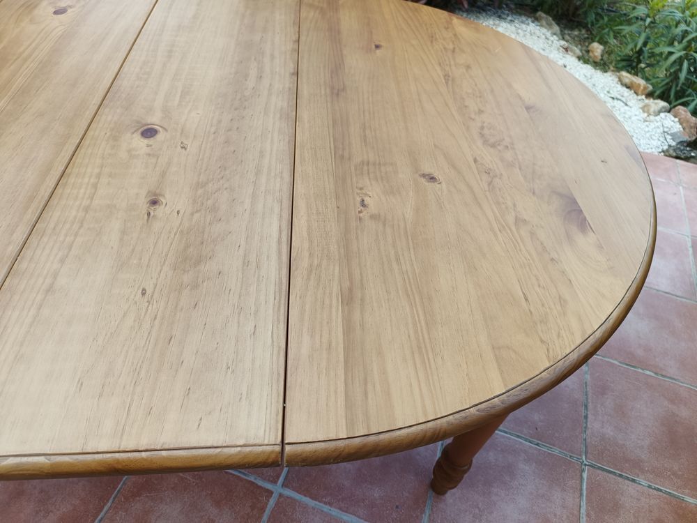 Table ronde neuve (4/6 personnes) + 2 rallonges ( 8/10 pers) Meubles
