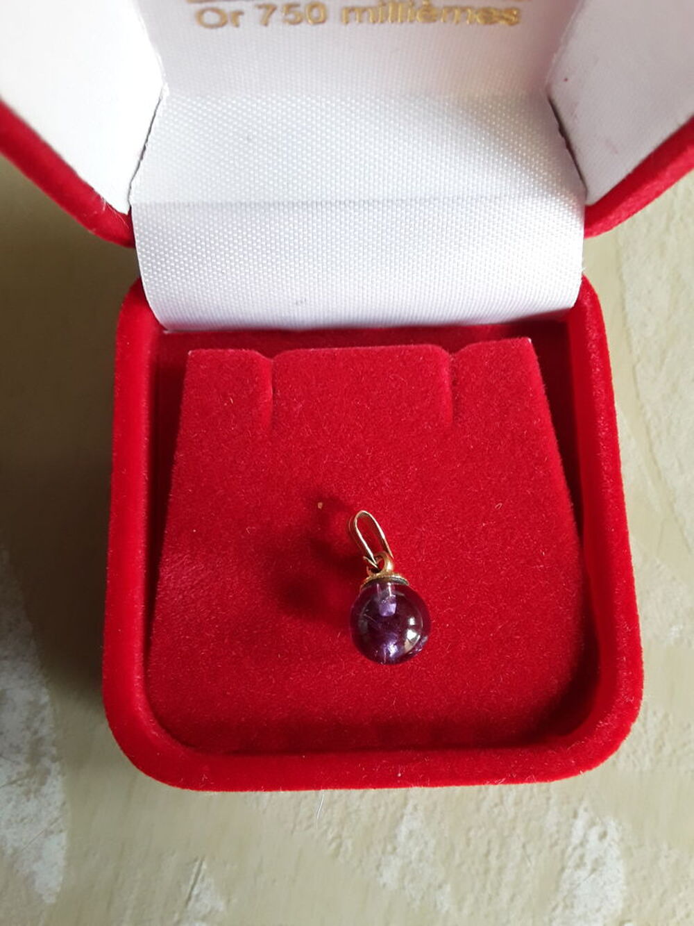 Pendentif perle violette Bijoux et montres