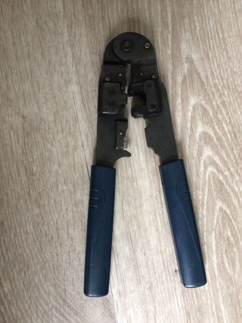 Pince  sertir pour cable reseau RJ45 5 Franconville (95)