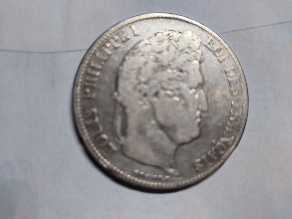 1 pi&egrave;ce de 5 francs fran&ccedil;aise en argent ann&eacute;e 1833 . 