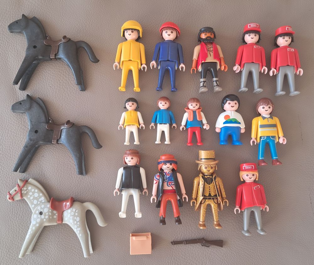 Lot de 14 playmobil 3 chevaux 2 accessoires Jeux / jouets
