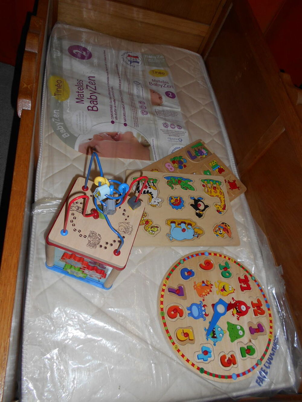 Lit b&eacute;b&eacute; bois vintage avec matelas neuf Meubles