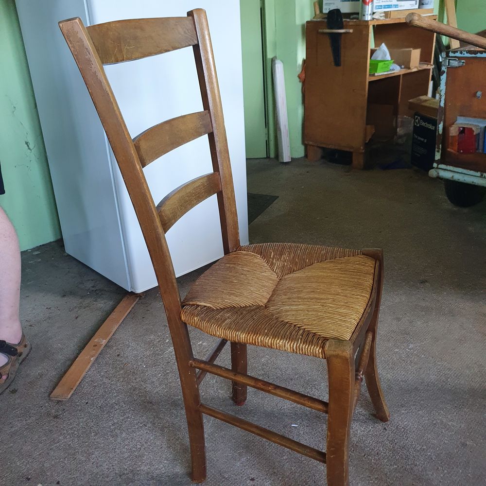 Table en bois - chaise en paille Meubles