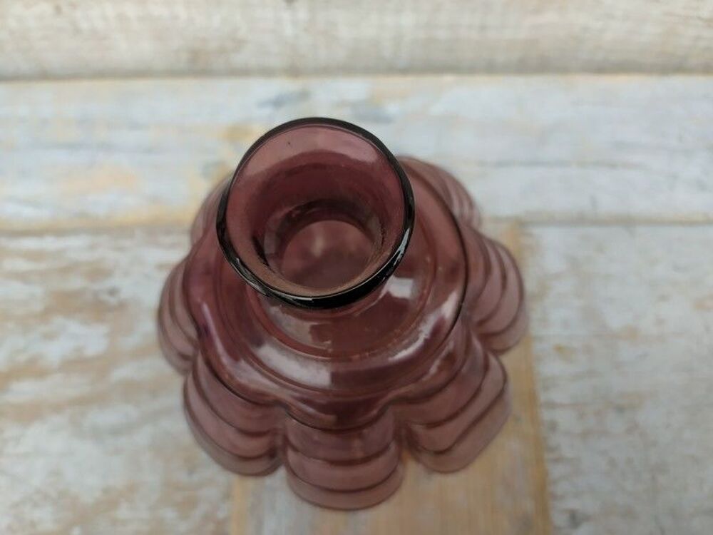 Vase D&eacute;but XX&egrave;me Verre Souffl&eacute; Bulbeux Couleur Lie de Vin 
