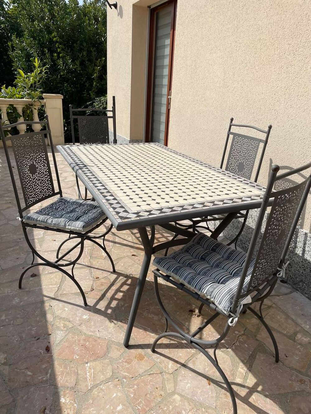 Jolie table de jardin mosa&iuml;que et ses 4 chaises Jardin