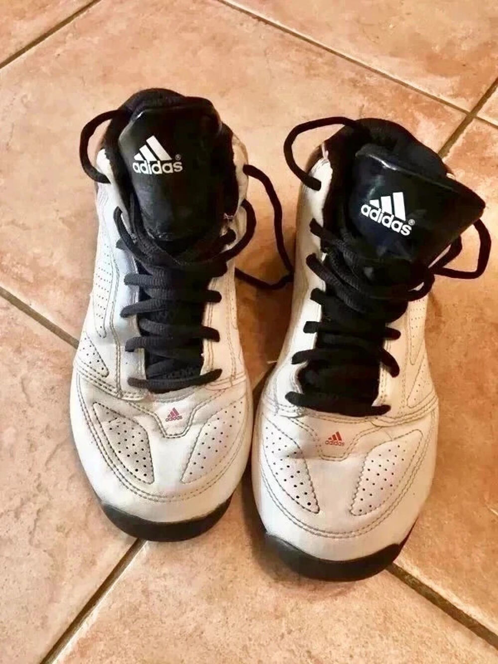 Basket Adidas P36 en tbe &agrave; 10 euros
Chaussures enfants