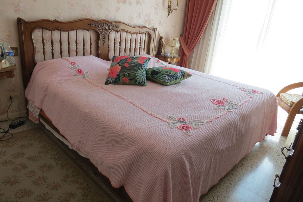 LIT ET COMMODE ASSORTI EN NOYER MASSIF Meubles