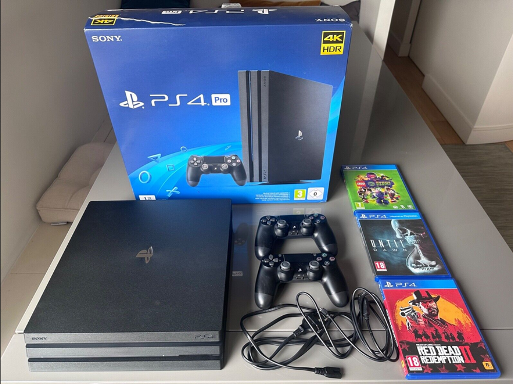 Console PS4 Pro Jet Black 1 To Consoles et jeux vidéos