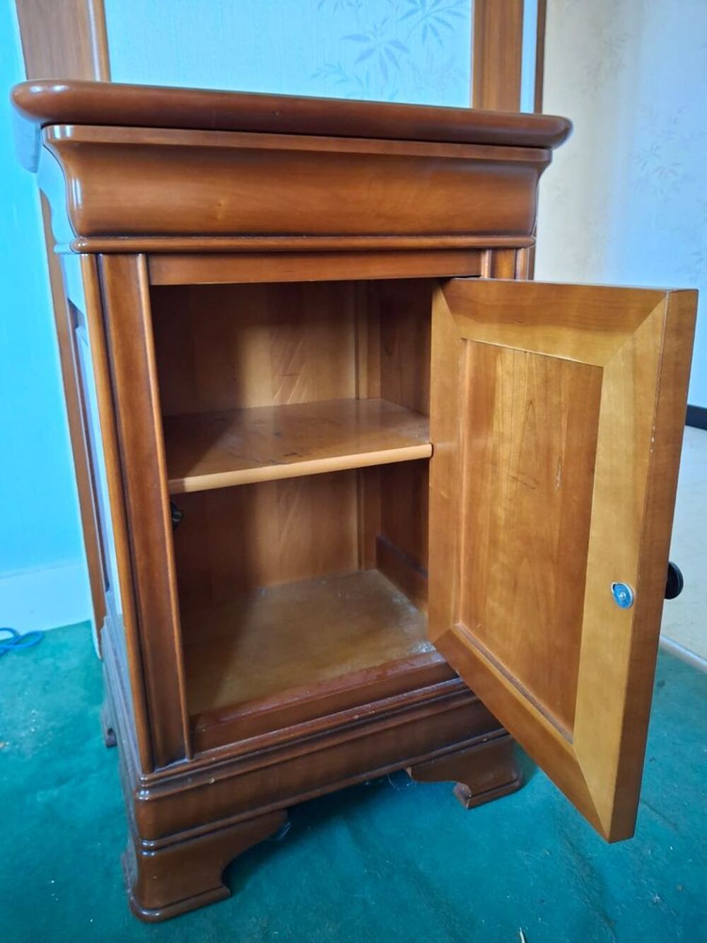 Armoire et sa table de chevet en merisier massif Meubles