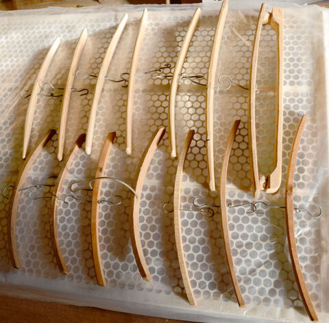 14 rares anciens porte-manteaux artisanaux larges, en bois 39 Saint-Clair-sur-Galaure (38)