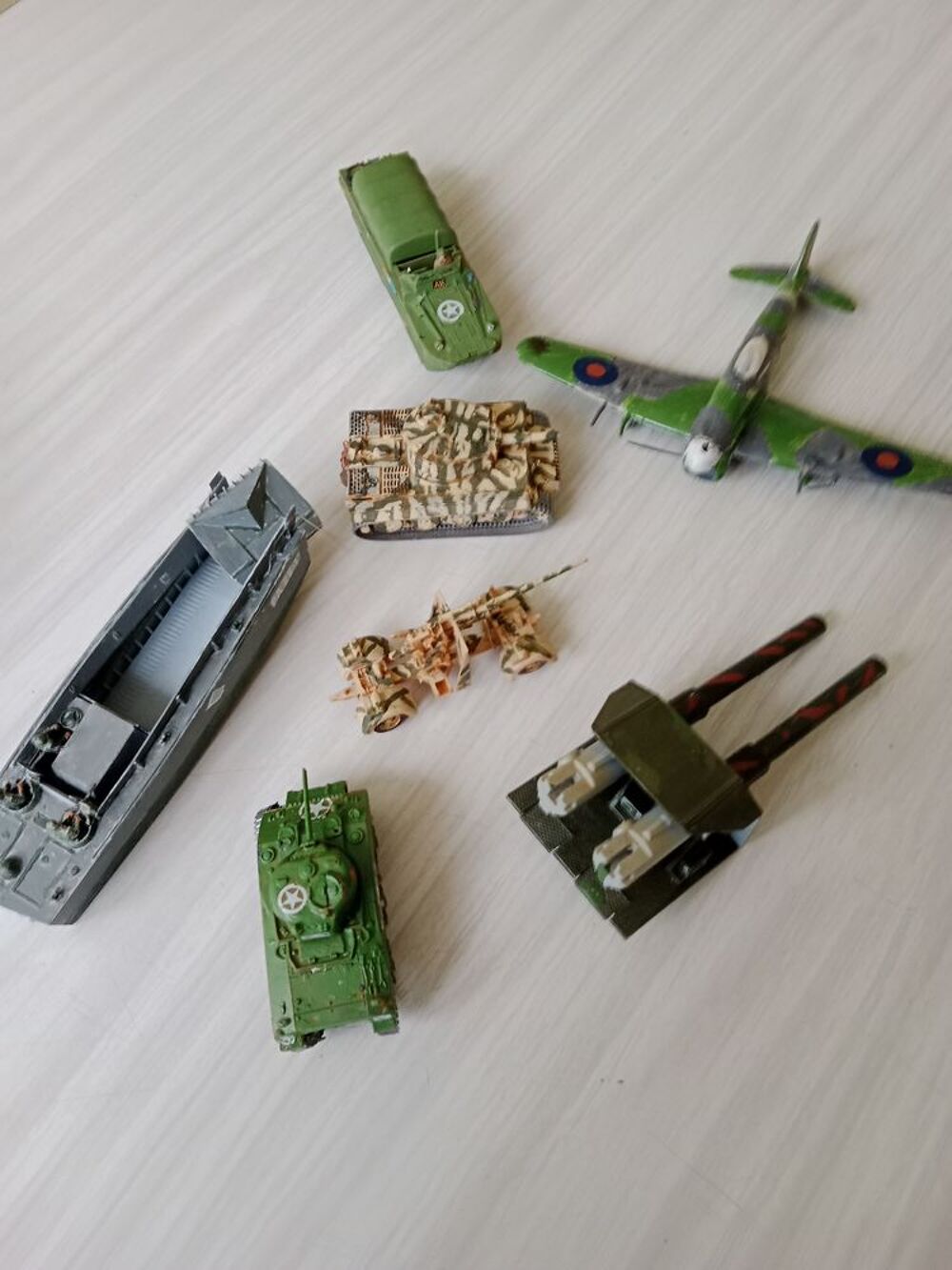Lot de v&eacute;hicules militaires Jeux / jouets