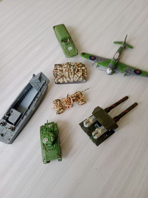 Lot de véhicules militaires 15 Sautron (44)