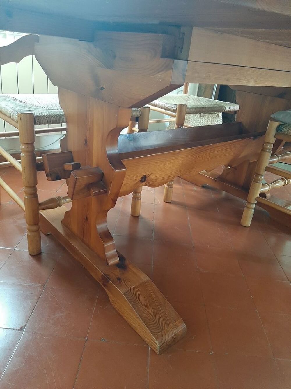 Table de salle &agrave; manger et ses 4 chaises Meubles