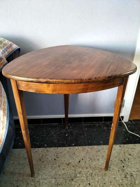 Table d'appoint triangulaire Tassin-la-Demi-Lune (69)