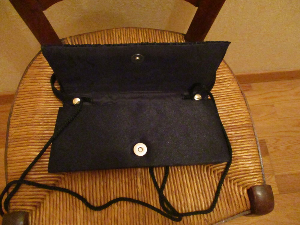 sac noir NEUF en tissus avec bandouli&egrave;re (c&eacute;r&eacute;monie ou autre Maroquinerie