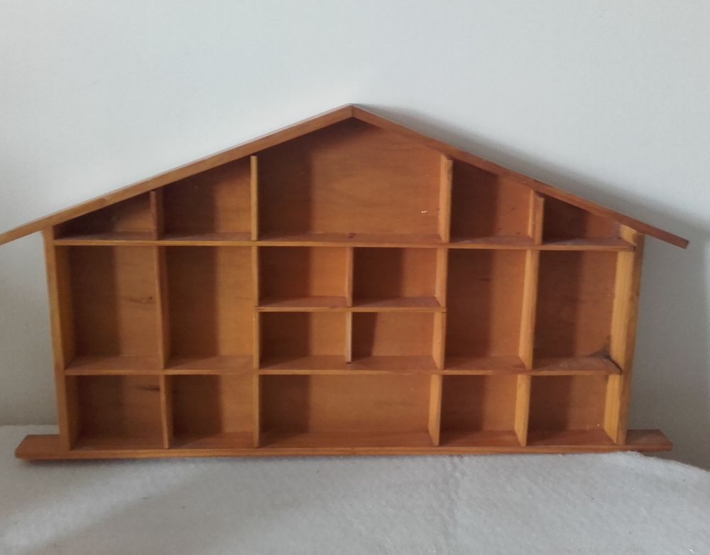 Petite &eacute;tag&egrave;re chalet d'exposition en bois Décoration