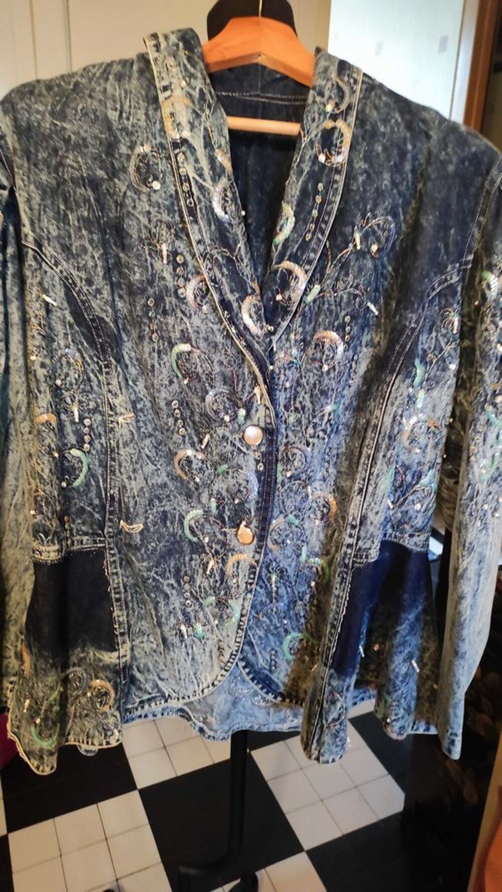 Superbe veste vintage ann&eacute;es fin 80 , neuve, perl&eacute;e, avec sequins &eacute;galement. jean Vêtements