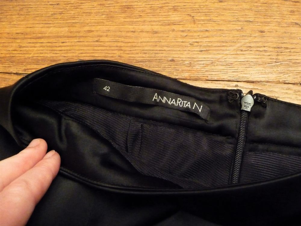 Jupe Noir &agrave; 2 Pans de chaque cot&eacute;- Taille 38- AnnaRita N Vêtements