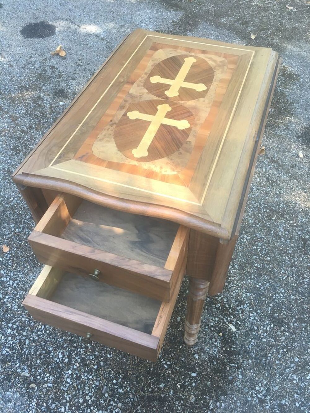 Table de nuit &agrave; volet / d'appoint / croix / marqueterie
Meubles