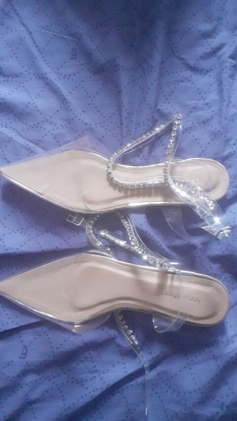 Chaussure (scandale ) transparente jamais. Porte 35 Savigny-le-Temple (77)