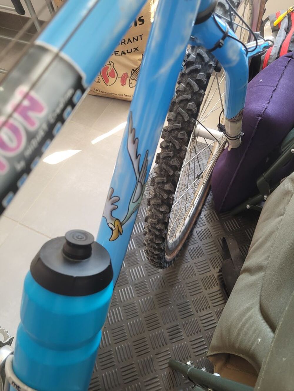 V&eacute;lo VTT bleu beige Vélos