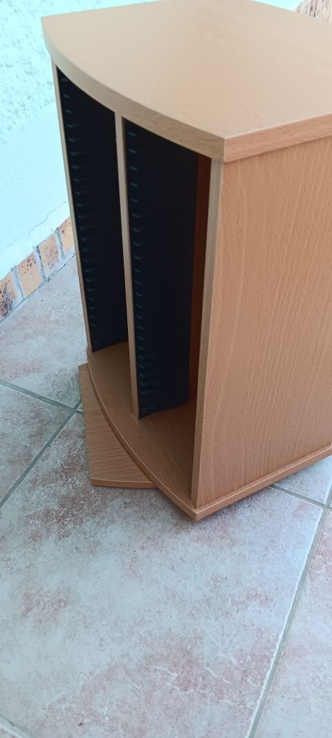 Range CD-ROM tournant. 0 Courcy (51)