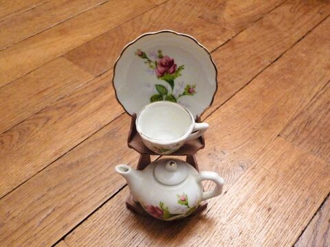 Service � Th� Miniature en C�ramique Blanc sur son Socle  15 Paris 15 (75)