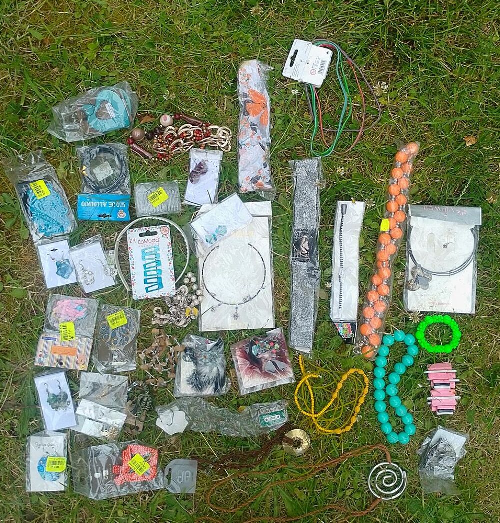 lot bracelet collier boucle d'oreille etc fantaisie Bijoux et montres