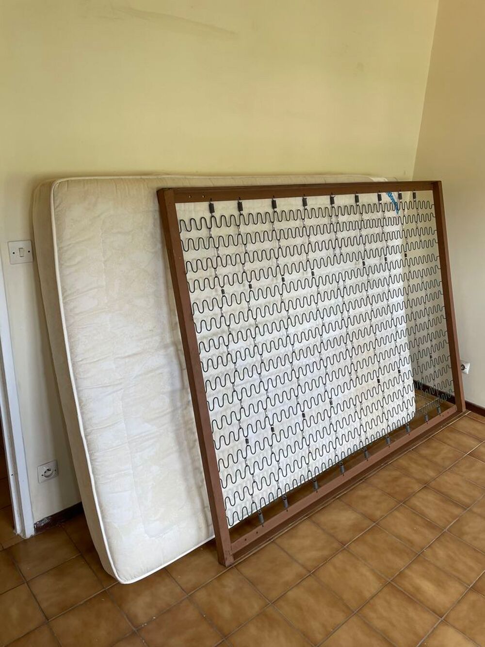 sommier et matelas 1,88 m x 1,39 m Meubles