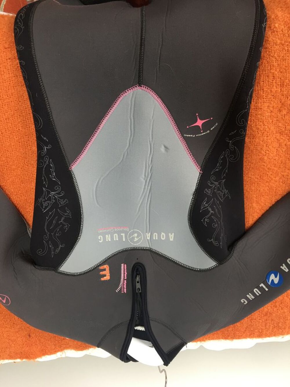 Combinaison de plong&eacute;e sous-marine femme. Comme neuve. Sports