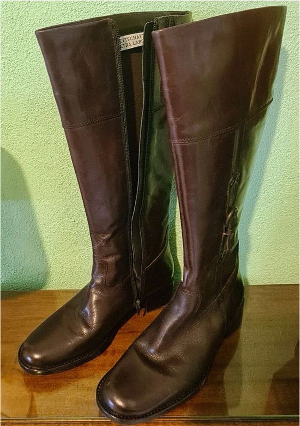 Paire de bottes en cuir Chaussures